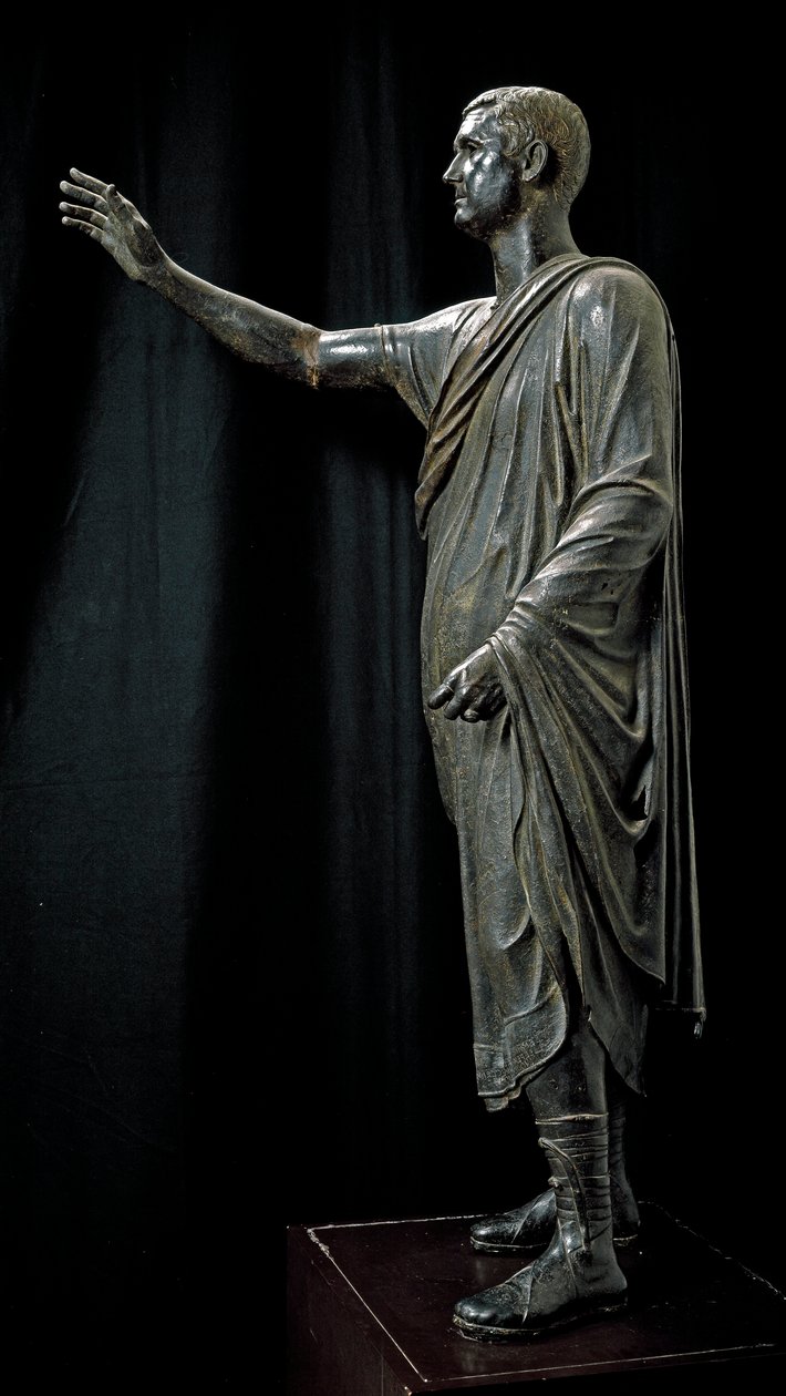Arte Etrusca Romana: estátua de bronze de Aulo Metello chamada Harangueur - 80 AC, De Pila perto de Perugia, Dim. 179 cm - Florença, Museo Archeologico - Retrato de Aule Metele (Aulus Metellus) também conhecido como O Orador (L