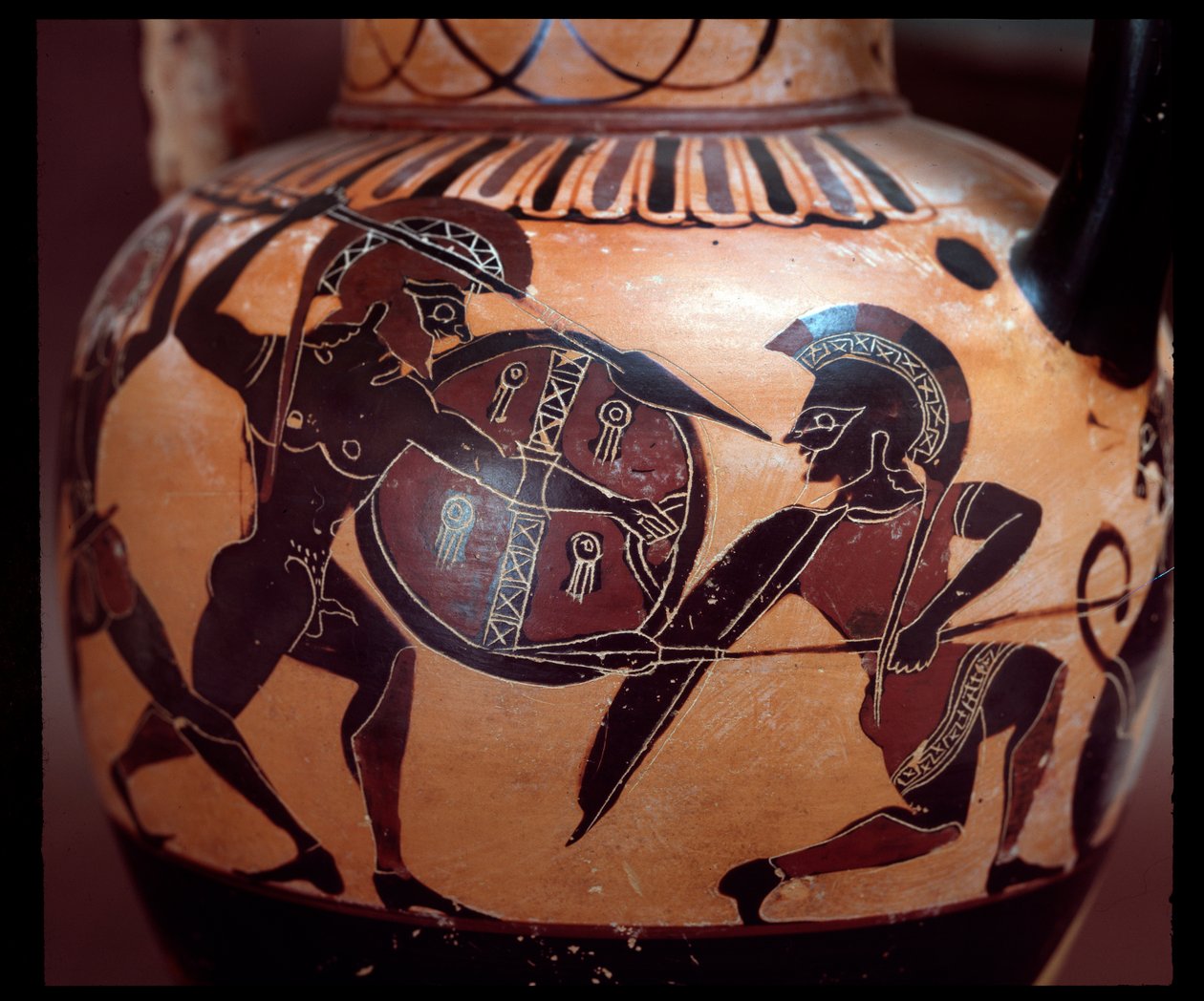 Ânfora de terracota com representação de um duelo entre dois soldados, 520-500 AC de Etruscan