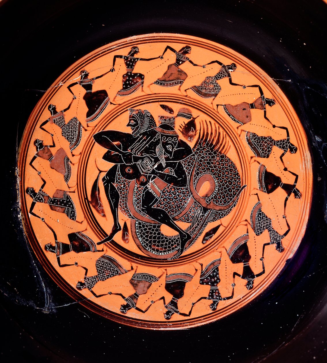 Terracotta kylix representando Hércules lutando com Triton, rodeado por 17 Nereids dançantes, século VI a.C. de Etruscan