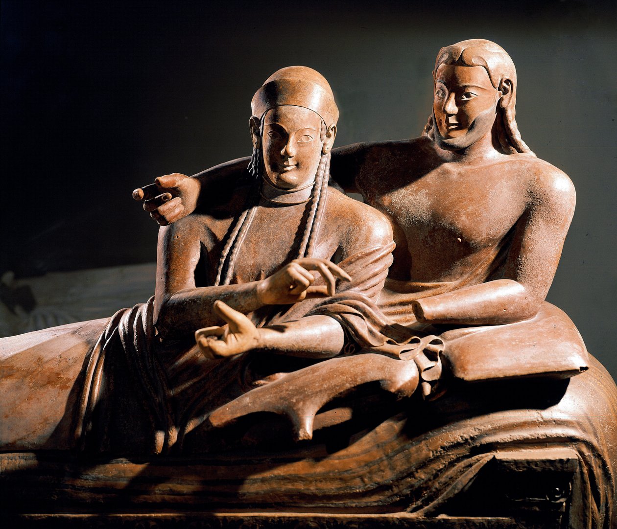 Arte Etrusca: Sarcophagus des spouses, grupo terracotta sulpte de um casal na cama funerária - Detalhe, de Cerveteri, Itália. 525-500 AC. Paris, musee du Louvre - Civilização etrusca: Sarcófago dos esposos - Escultura em terracota (detalhe), de Cerve de Etruscan Etruscan