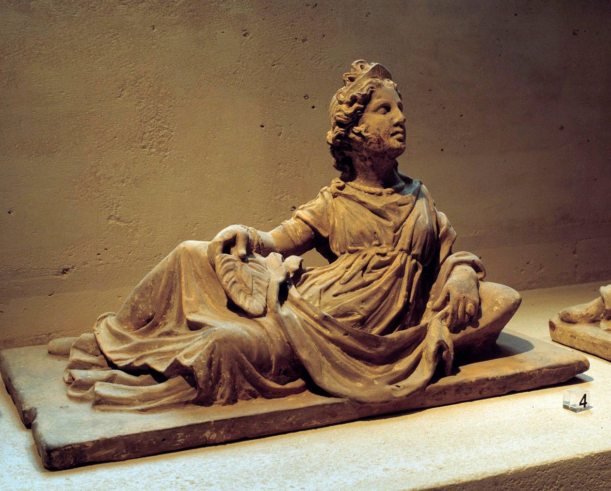 Arte etrusca: capa de urna funerária retratando a esposa do falecido segurando um ventilador. Do monumento funerário de Chiusi (Toscana, Itália). Século II d.C. Paris, Museu do Louvre de Etruscan Etruscan
