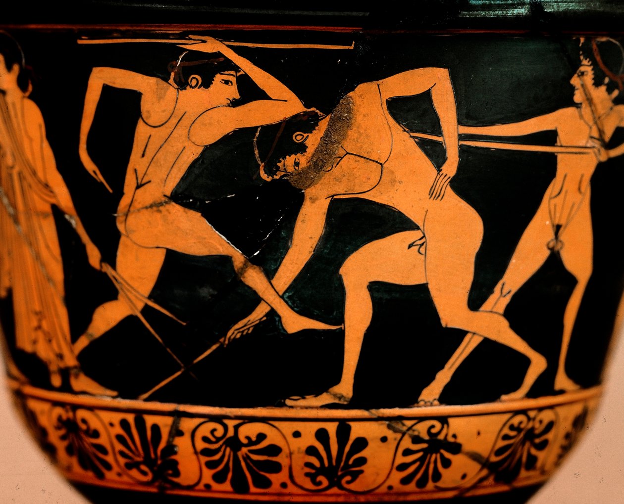Arte etrusca: pyxis decora uma cena de palestra, os atletas praticam o lançamento de dardo de Cerveteri. Roma, Museo di Villa Giulia de Etruscan Etruscan