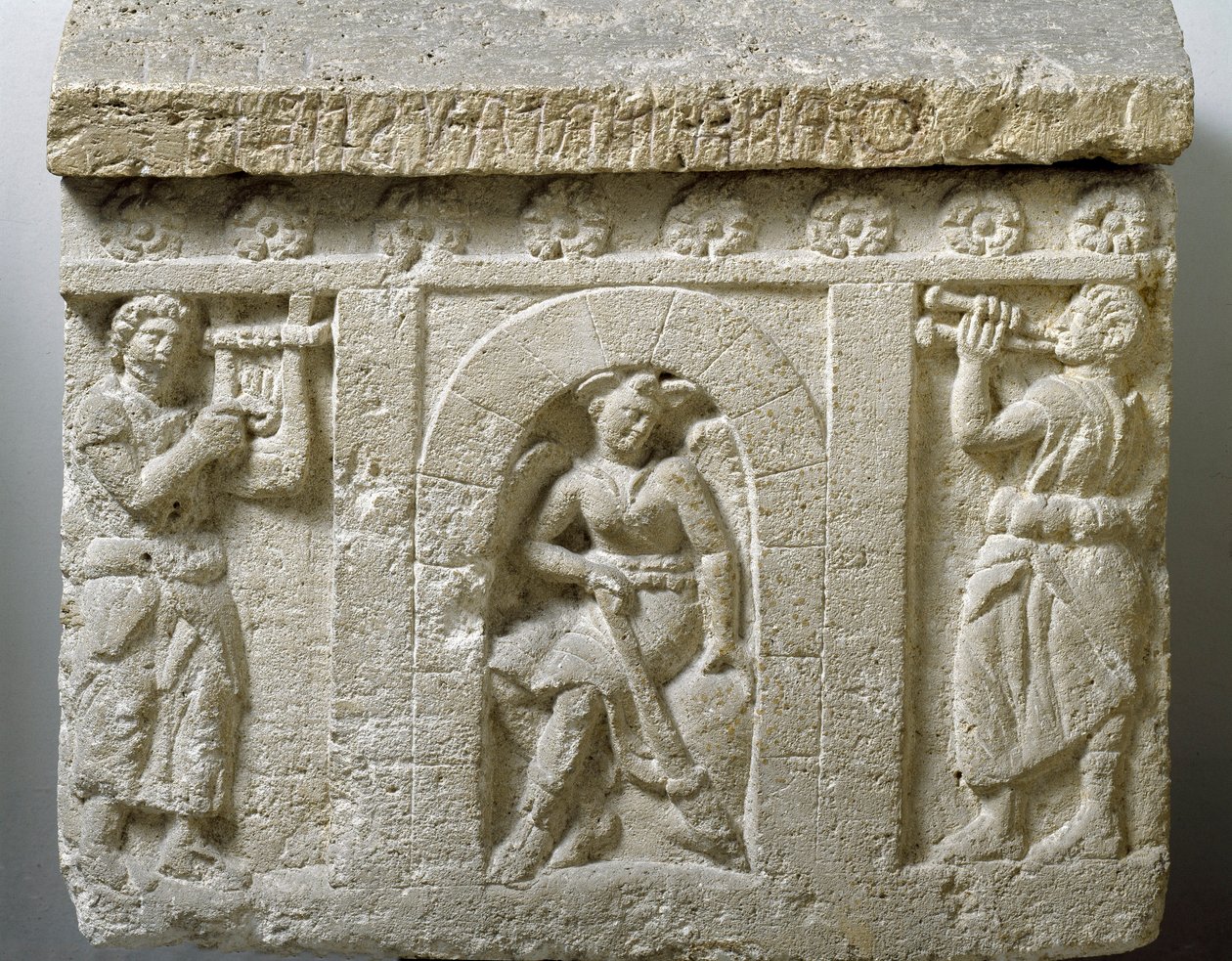 Arte etrusca: "A Lasa, Génio da Morte na entrada do Inferno" Baixo relevo de uma urna de Chiusi. Século III ou II a.C. Palermo, Museo Archeologico Nazionale de Etruscan Etruscan