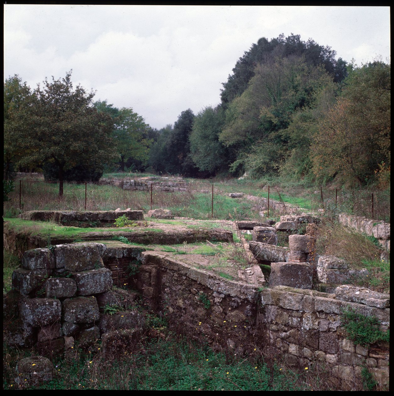 Civilização etrusca: vista do site de Veio (Veies) Século VIII-4 AC (Arte etrusca: vista do site de Veii, Século VIII-4 AC) Lazio Itália de Etruscan Etruscan