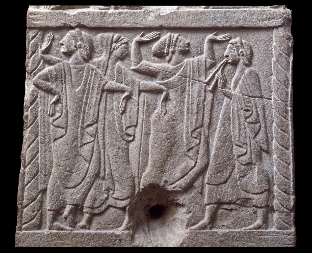 Alívio com bailarinos de um marco de mármore de Chiusi, Itália, Século VI a.C. de Etruscan Etruscan