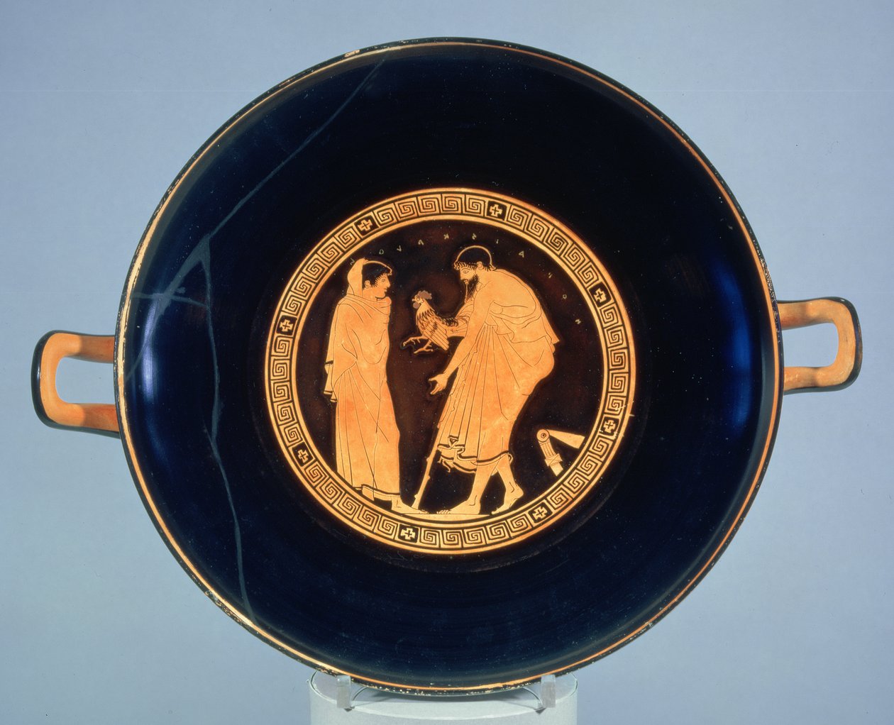 Copa ática de figuras vermelhas decorada com um homem dando a um menino um galo, c.470 aC (cerâmica) de Euaichme Painter