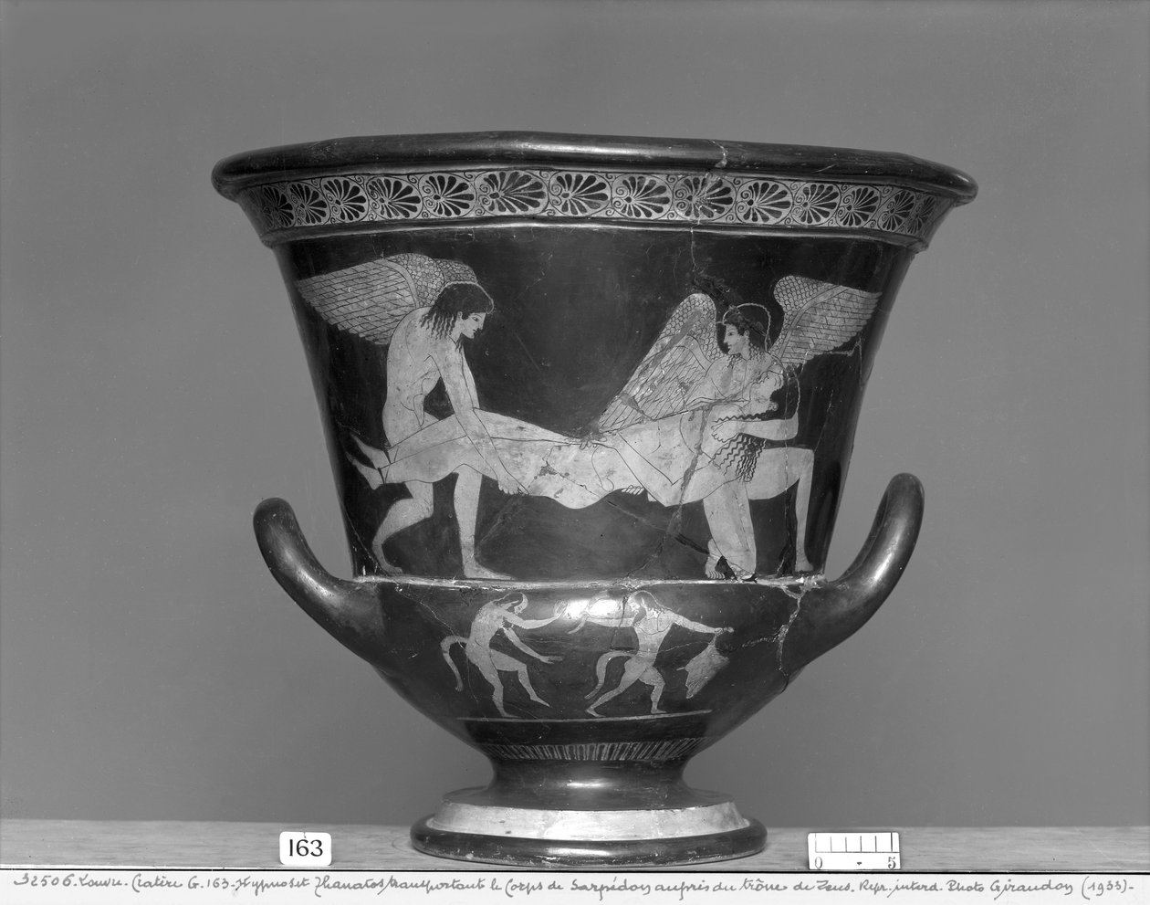 Krater de cálice de figura vermelha sótão representando Hypnos e Thanatos carregando o corpo de Sarpedon (cerâmica) de Eucharides Painter