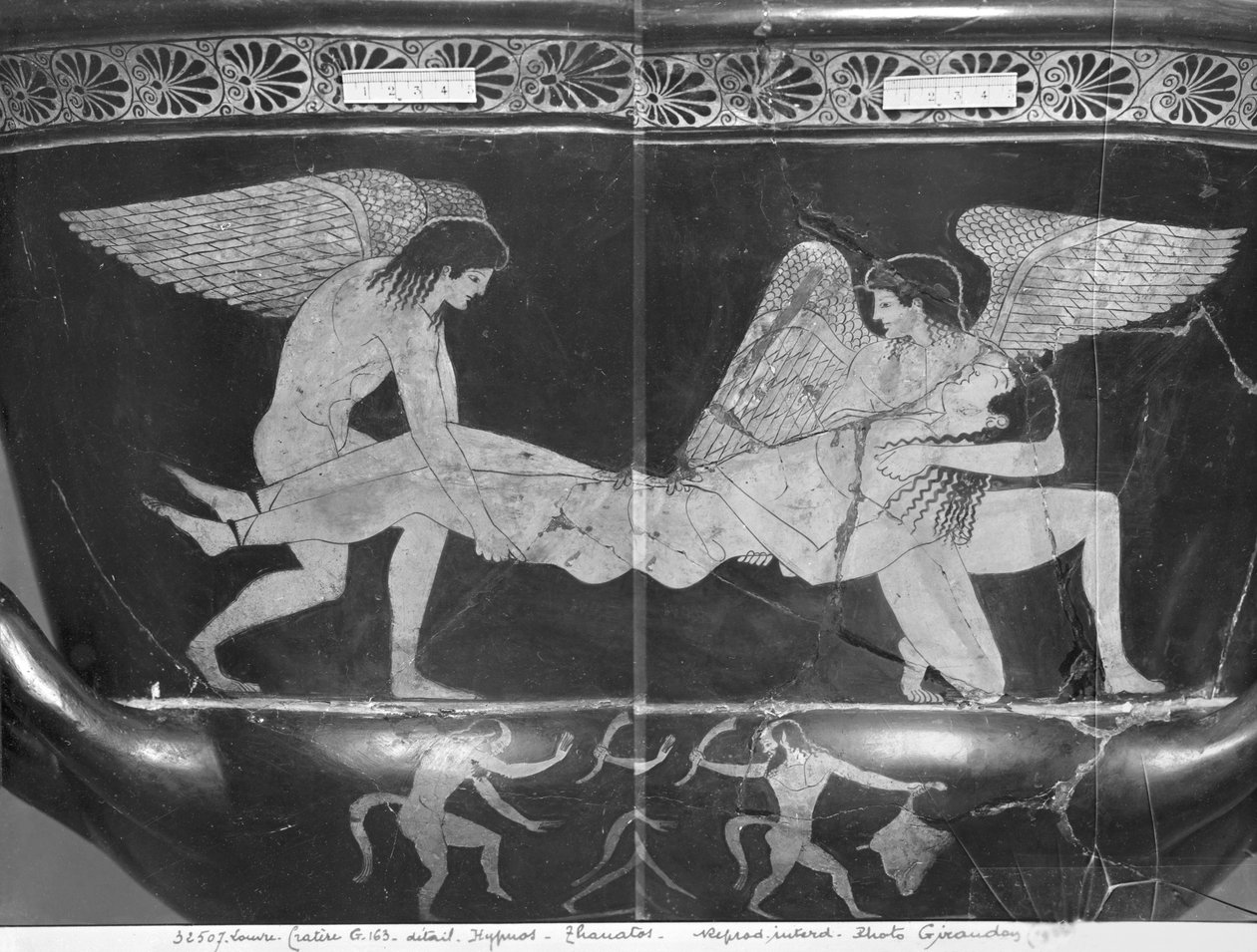 Cratera de cálice de figura vermelha ática representando Hypnos e Thanatos carregando o corpo de Sarpedon de Eucharides Painter