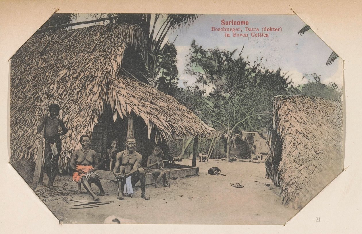 Maroons na frente de sua casa Suriname Bushnegro, Datra (médico) em Boven Cottica (título no objeto) de Eugen Klein
