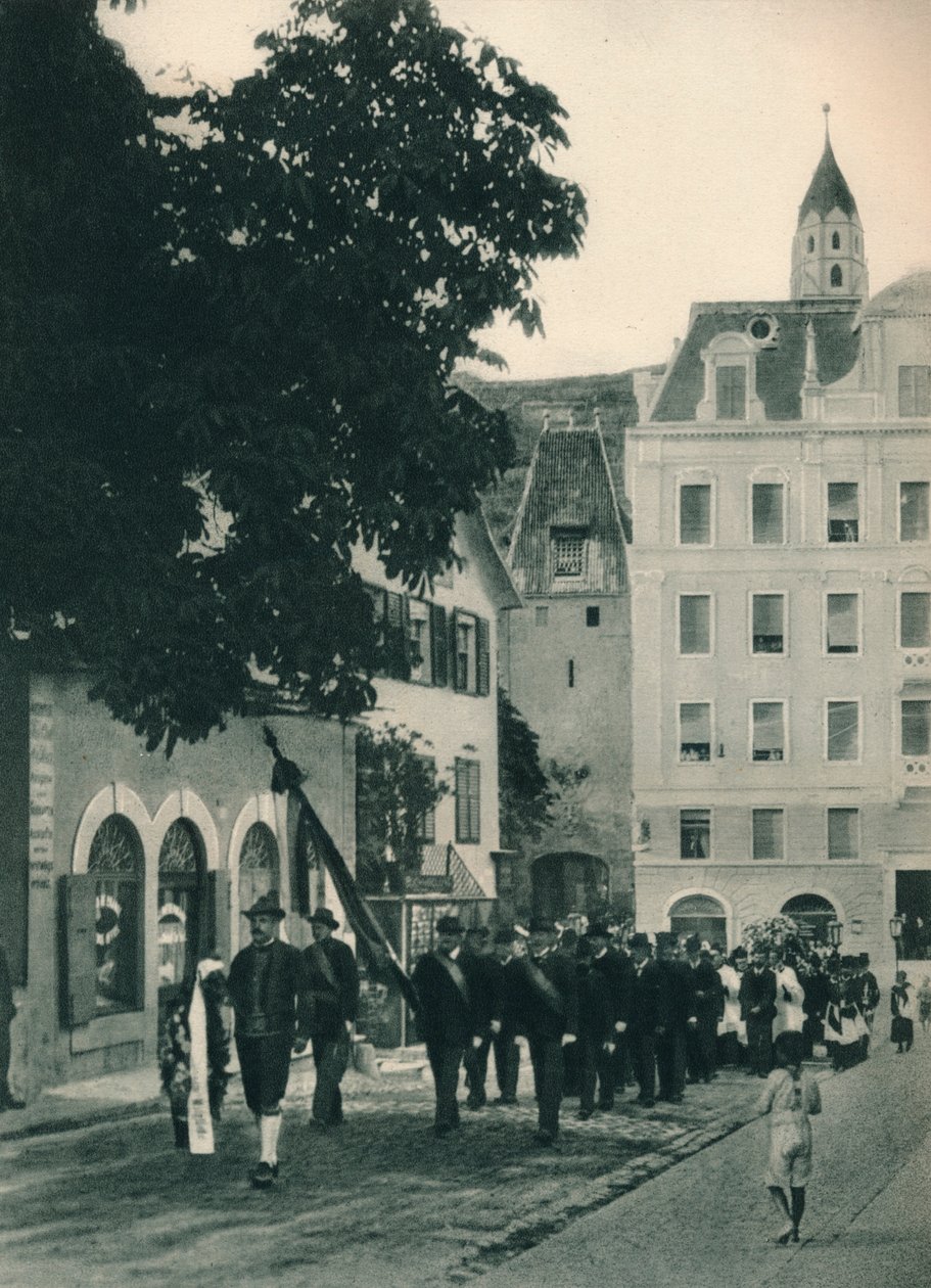 Procissão fúnebre, Merano, Tirol do Sul, Itália, 1927 de Eugen Poppel