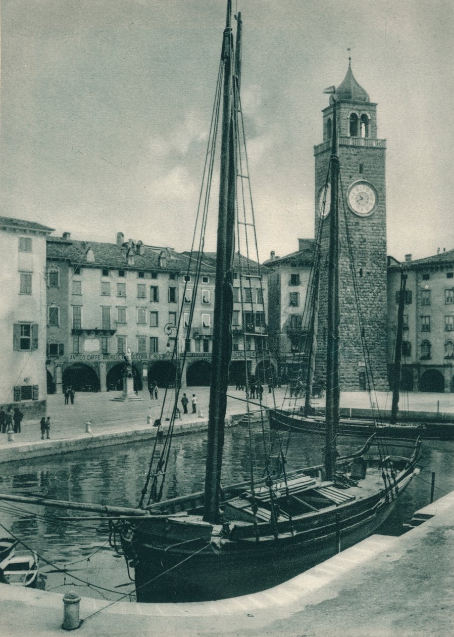 Porto e Torre Apponale, Riva del Garda, Itália, 1927 de Eugen Poppel