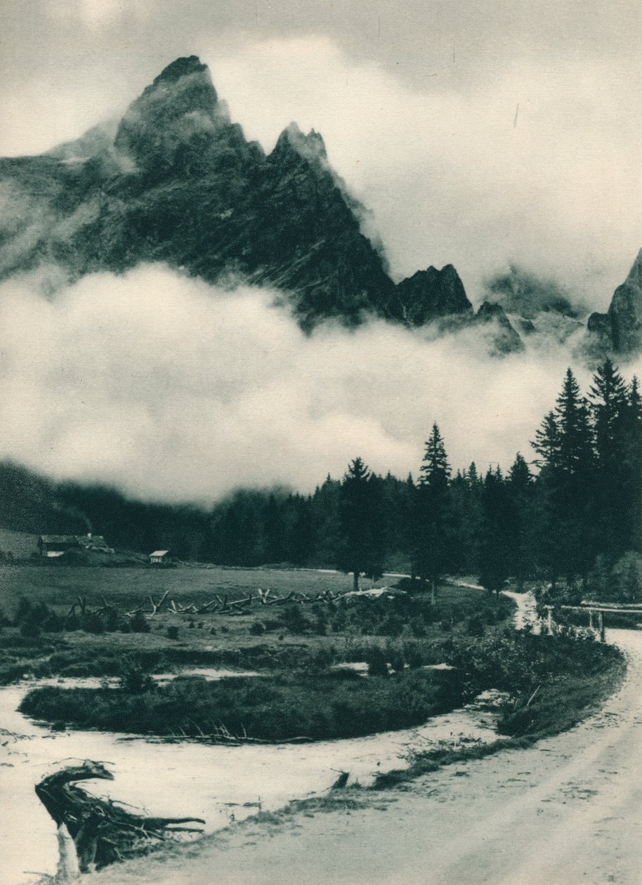 Pala Group em nuvens, San Martino di Castrozza, Dolomitas, Itália, 1927 de Eugen Poppel