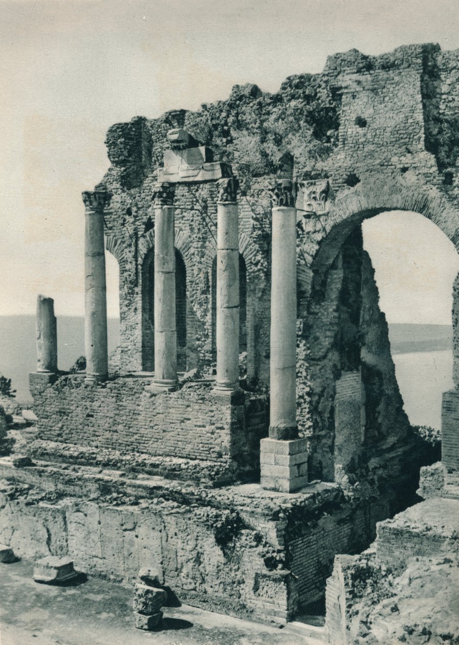 Parte do teatro grego, Taormina, Sicília, 1927 de Eugen Poppel