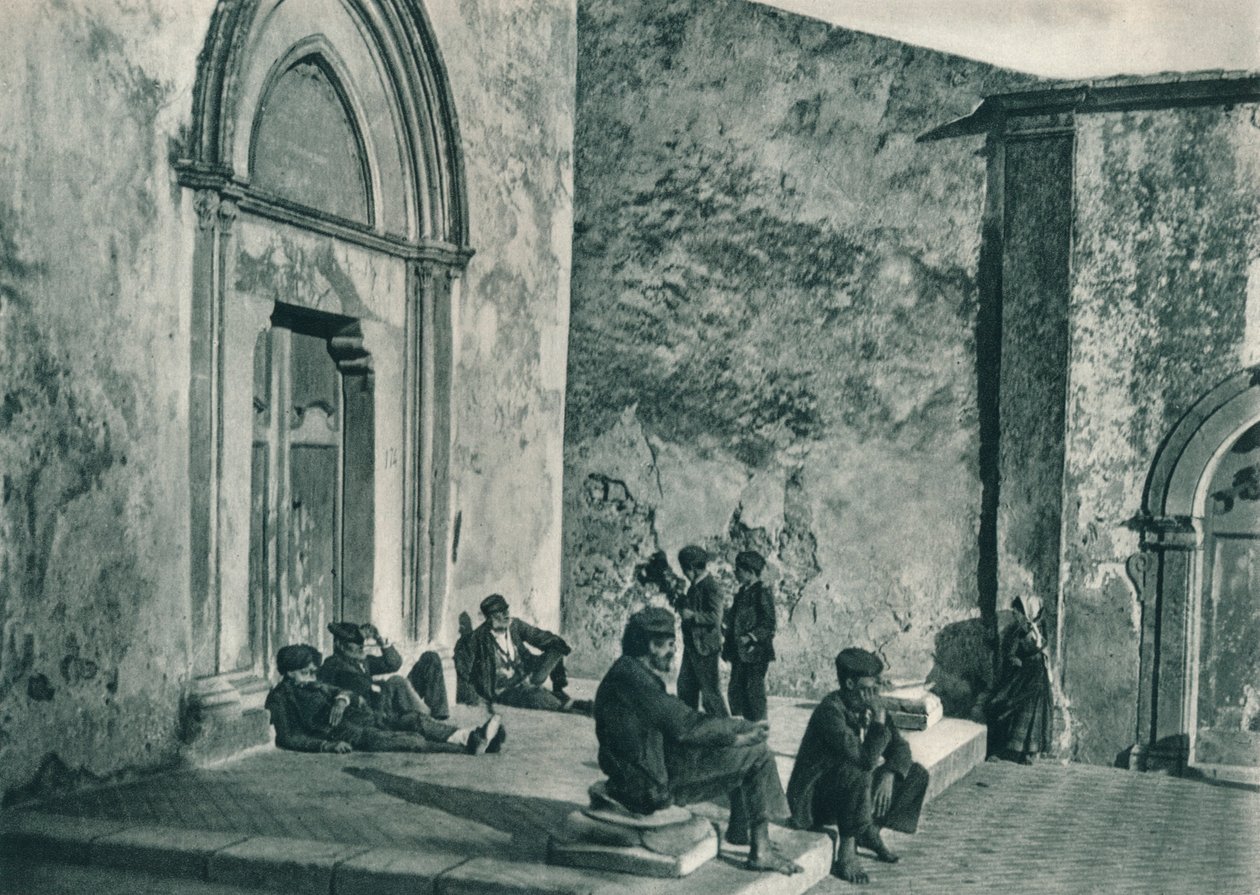 Descansando do lado de fora de uma igreja, Taormina, Sicília, Itália, 1927 de Eugen Poppel