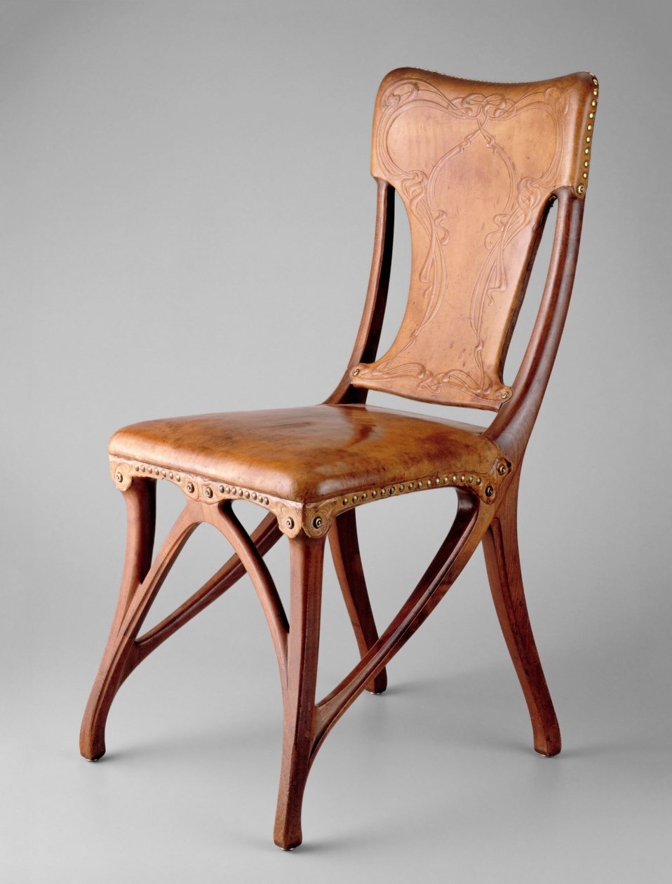 Cadeira lateral, 1900 (tachas de nogueira, couro e latão) de Eugene Gaillard