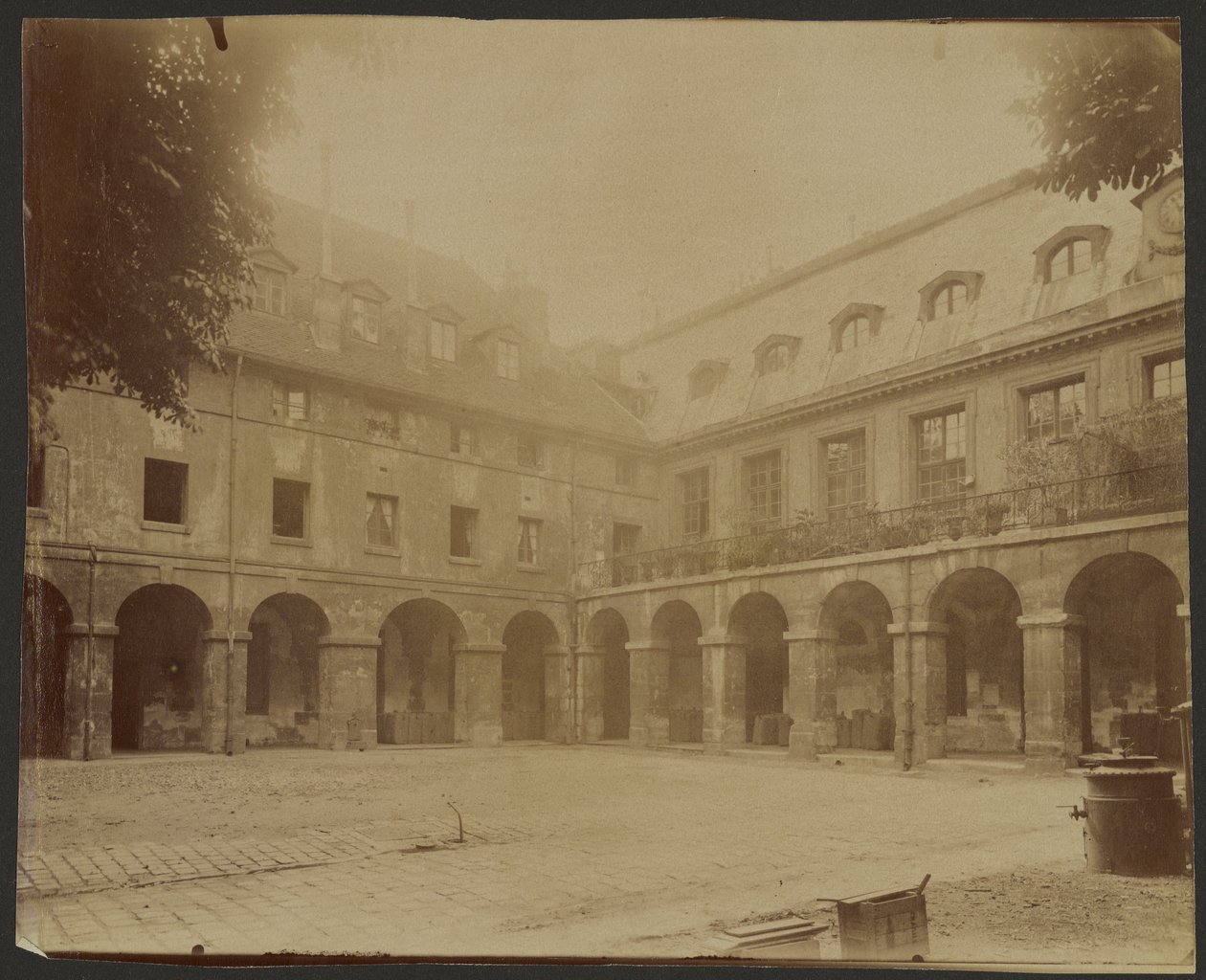 Pátio com arcadas de Eugène Atget
