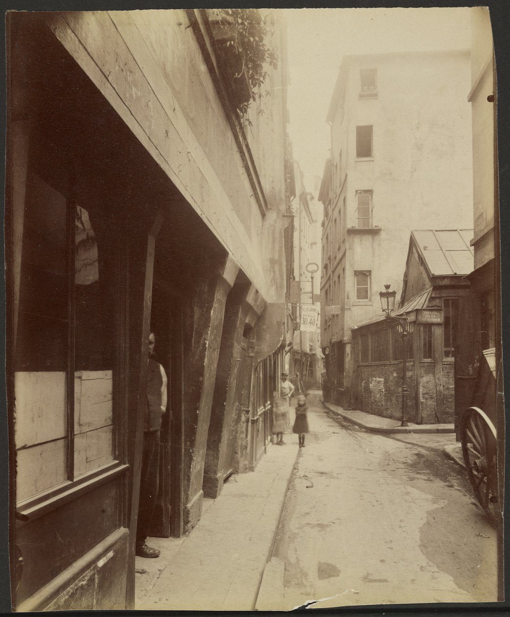 Na esquina da Rue de Venise, no n.º 14 (4.º) de Eugène Atget