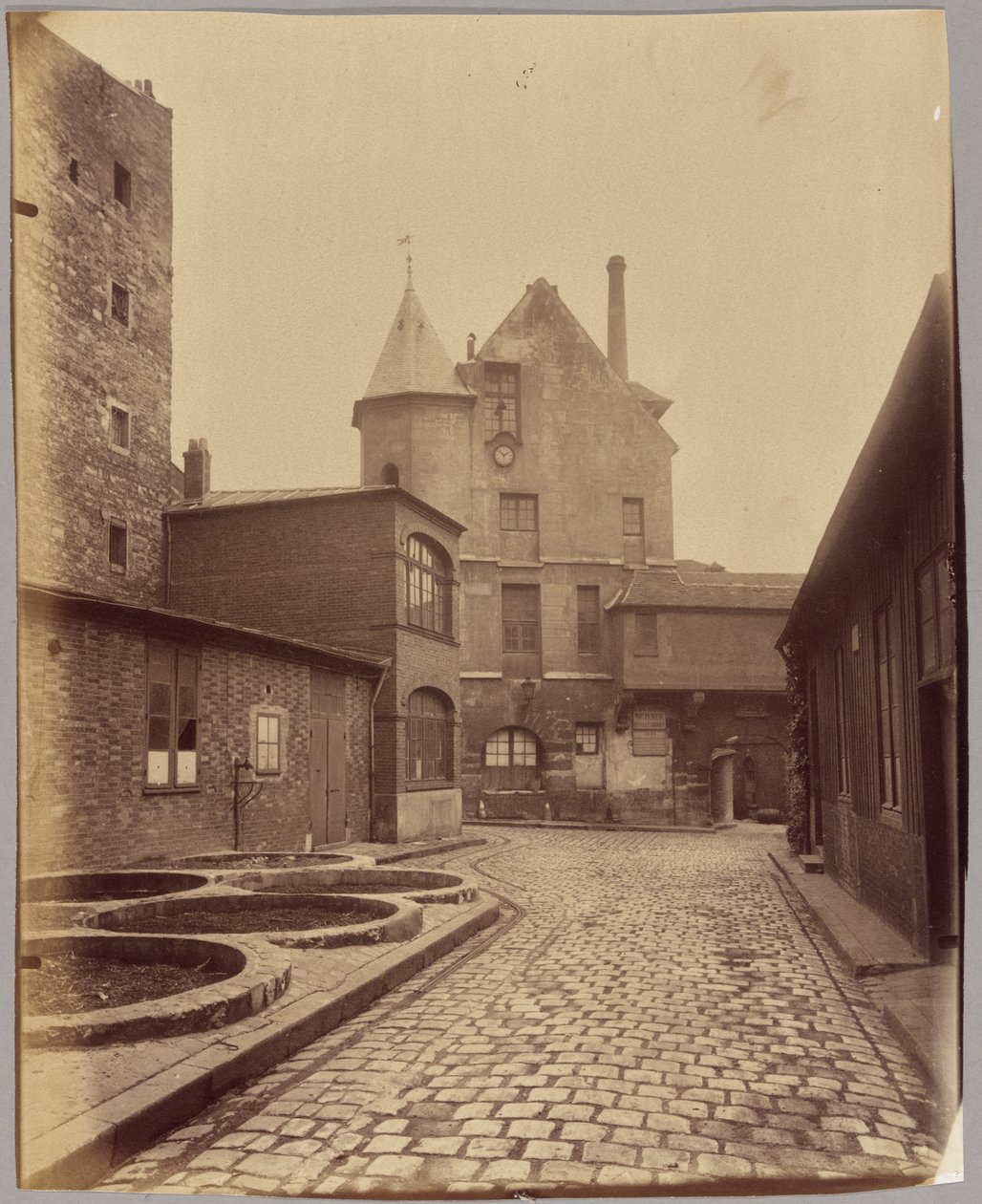 [Château de la Reine Blanche, 17 rue des Gobelins] de Eugène Atget