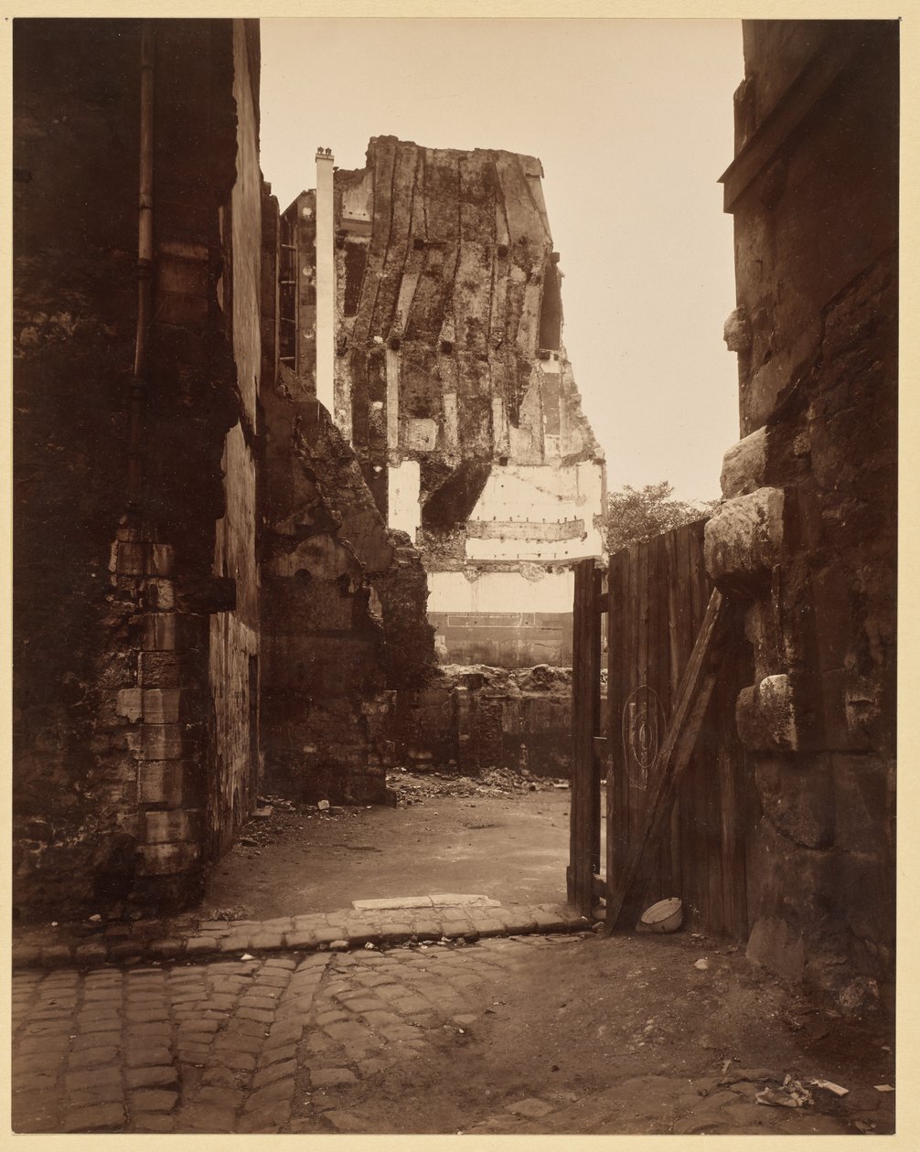 Esquina de rua junto ao cemitério, Saint-Benoît de Eugène Atget