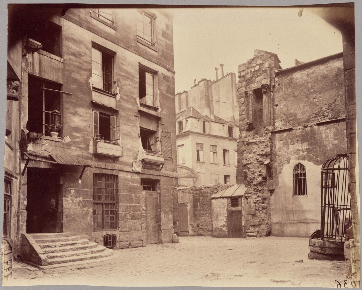 Pátio de Saint-Julien-le-Pauvre de Eugène Atget