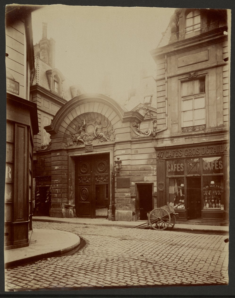 Entrada de um palacete particular, 47 Rue Vieille du Temple de Eugène Atget