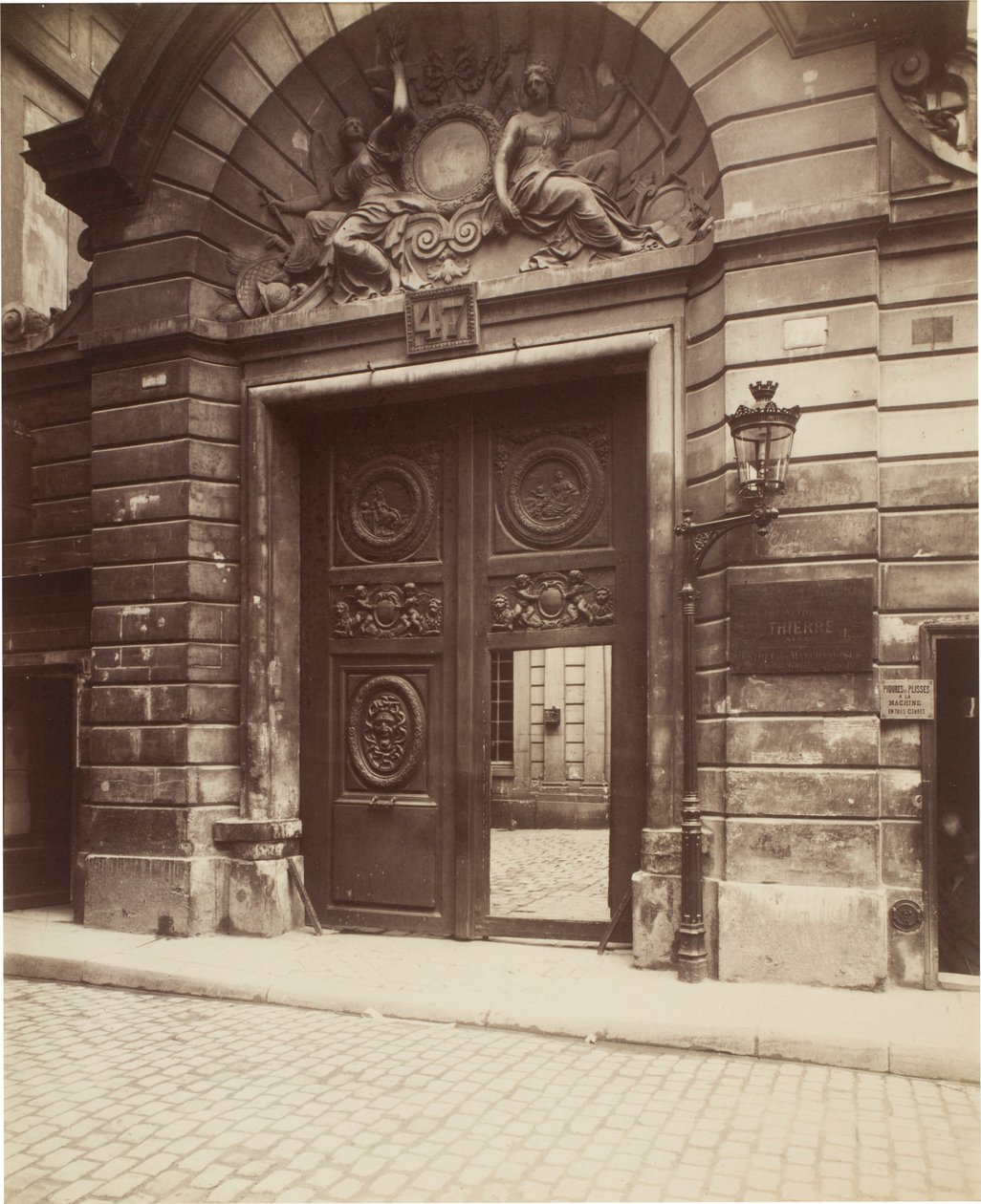 Hôtel des Ambassadeurs de Hollande, 47 rue Vieille-du-Temple de Eugène Atget
