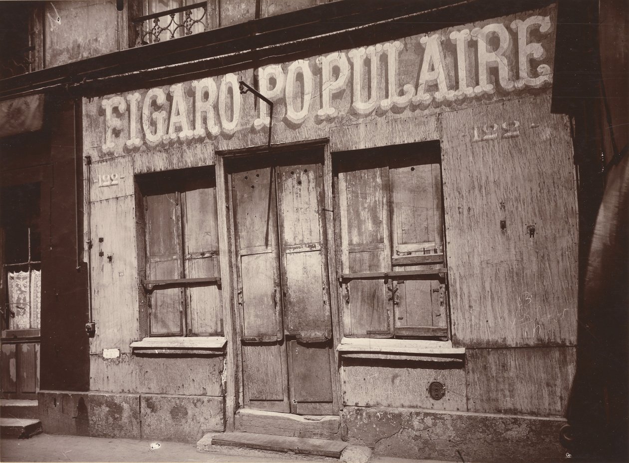 Le Figaro populaire, 122 Boulevard de la Villette (fachada de uma barbearia, 122 Boulevard de la Villette) de Eugène Atget