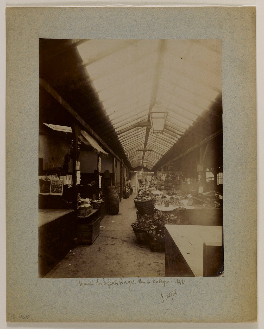 Marché des Enfants-Rouges, rue de Bretagne, 3rd arrondissement, Paris de Eugène Atget