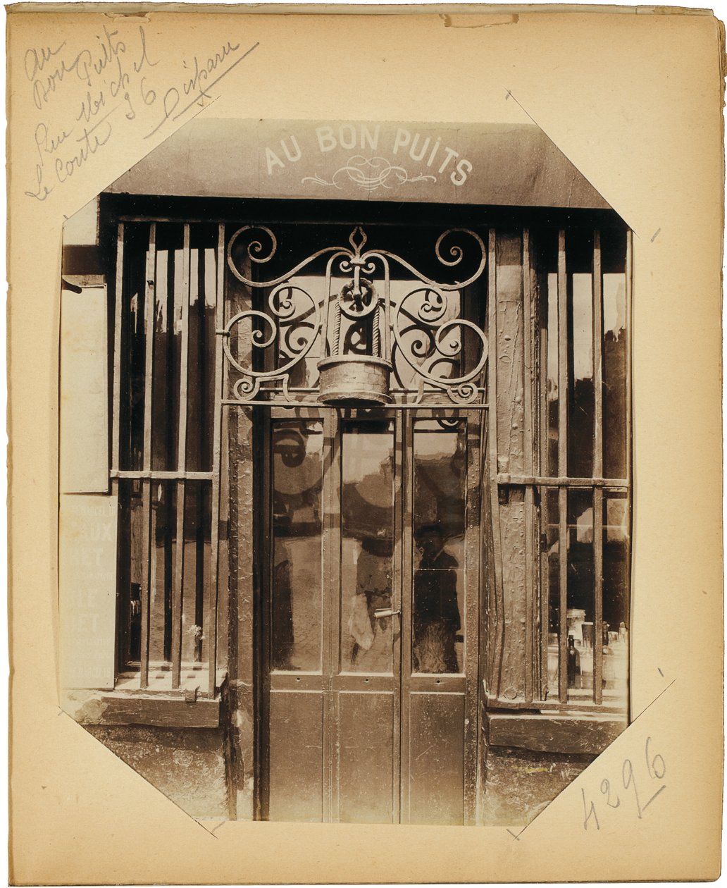 Página do álbum "Documentos para a história da velha Paris", c.1910 de Eugène Atget