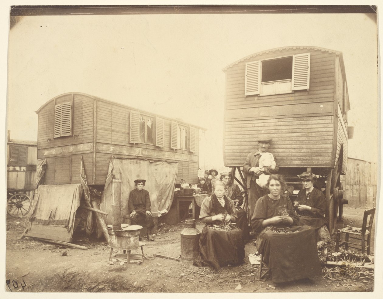 [Ciganos sentados diante das suas carroças] de Eugène Atget