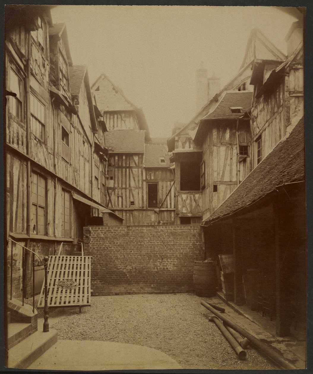 Ruão, pátio na Rue Martainville de Eugène Atget