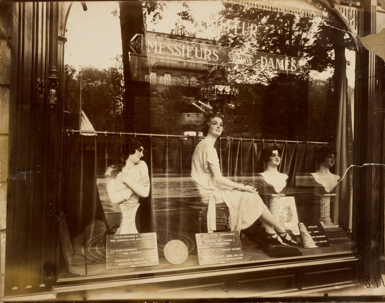 [Salão de cabeleireiro] de Eugène Atget