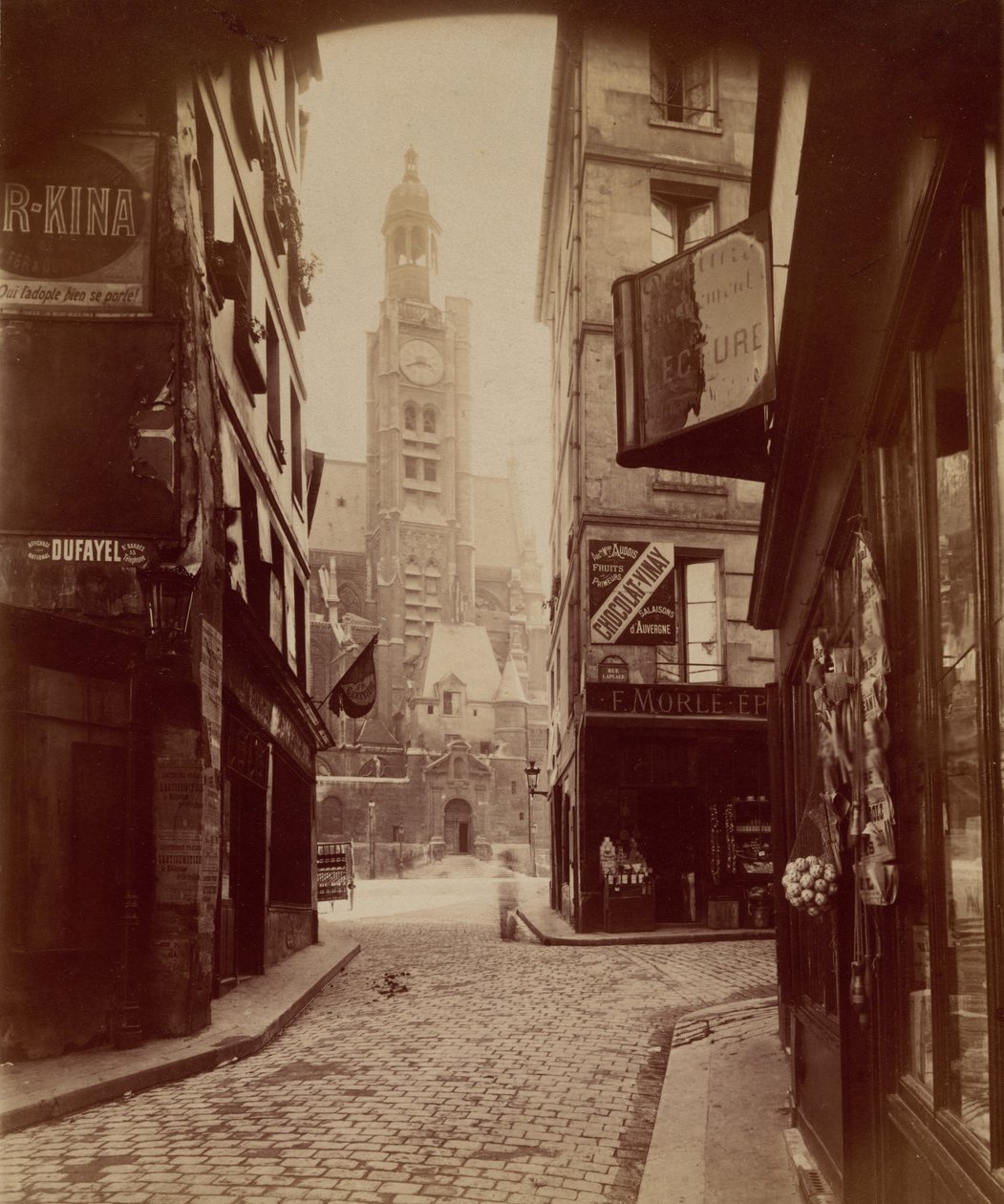 St. Etienne du Mont, rue de la Montagne Sainte Genevi√®ve (Rua St. √âtienne du Mont, Montagne Sainte Genevi√®ve),1898 (foto) de Eugène Atget