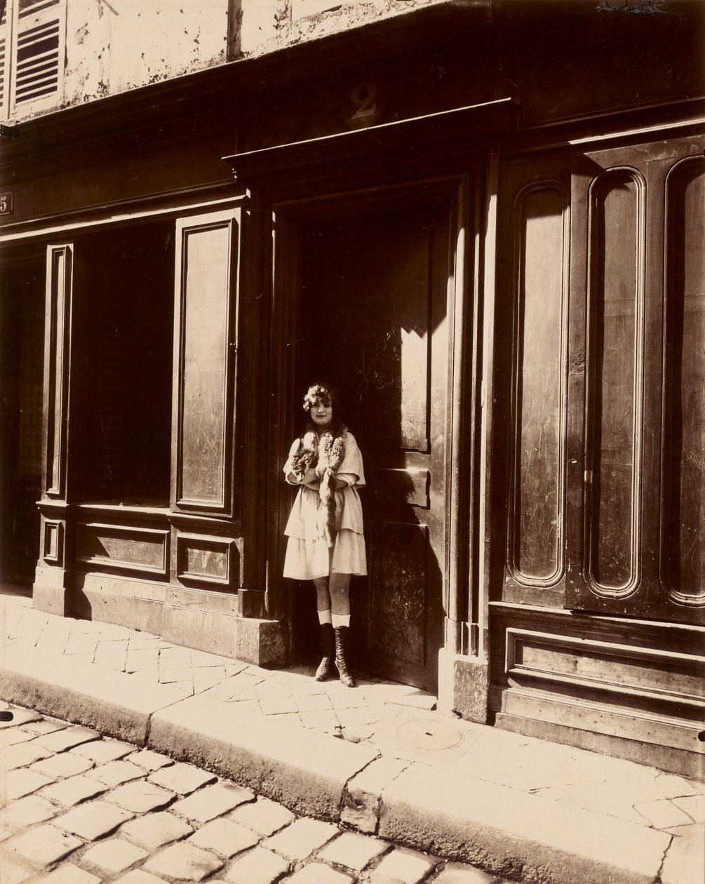 [Versalhes, bordel, Petit Place, março de 1921 (bordel, Versalhes, Petit Place, março de 1921)] de Eugène Atget