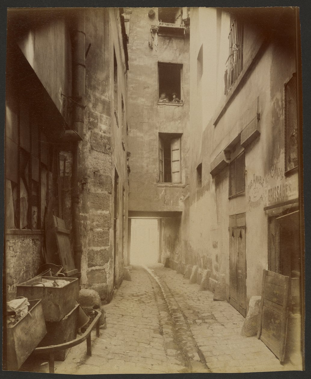 Pátio antigo, Rue Quincampoix 22 (4.º) de Eugène Atget
