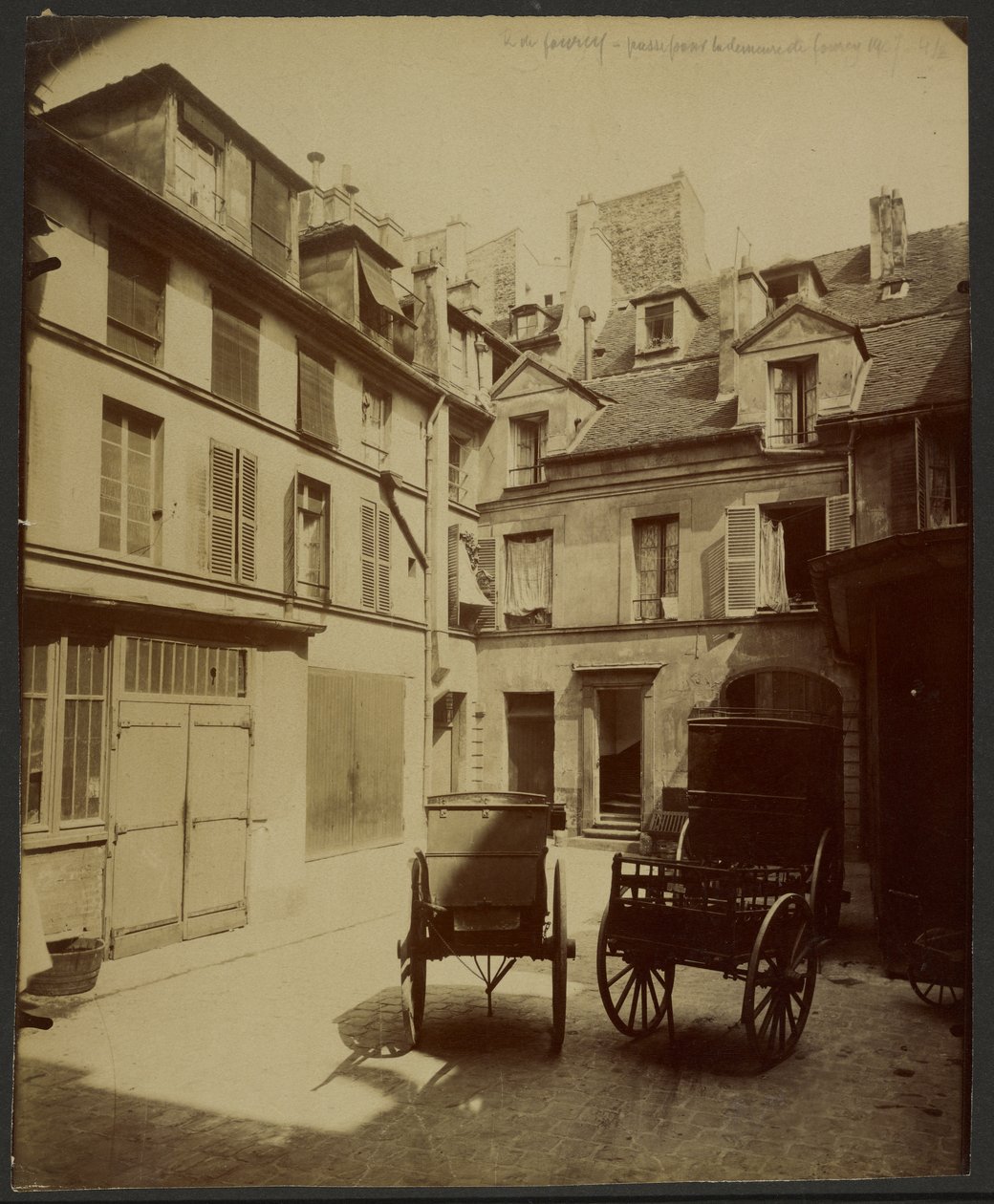 Casa antiga, Rue de Fourcy, passagem do bairro para a residência de Fourcy de Eugène Atget