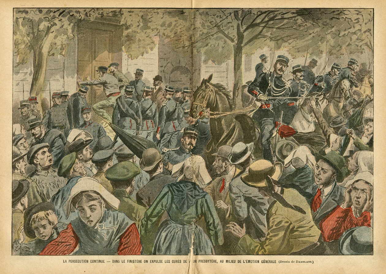 Ilustração de Eugene Damblans (1865-1945) em Le Pelerin, 27/10/07 - A perseguição continua Em Finistere, as curas do seu presbitério são expulsas no meio da emoção geral - Religion Faith, Brittany, Crowd, Catholic Catholicism, Finistere - S de Eugene Damblans
