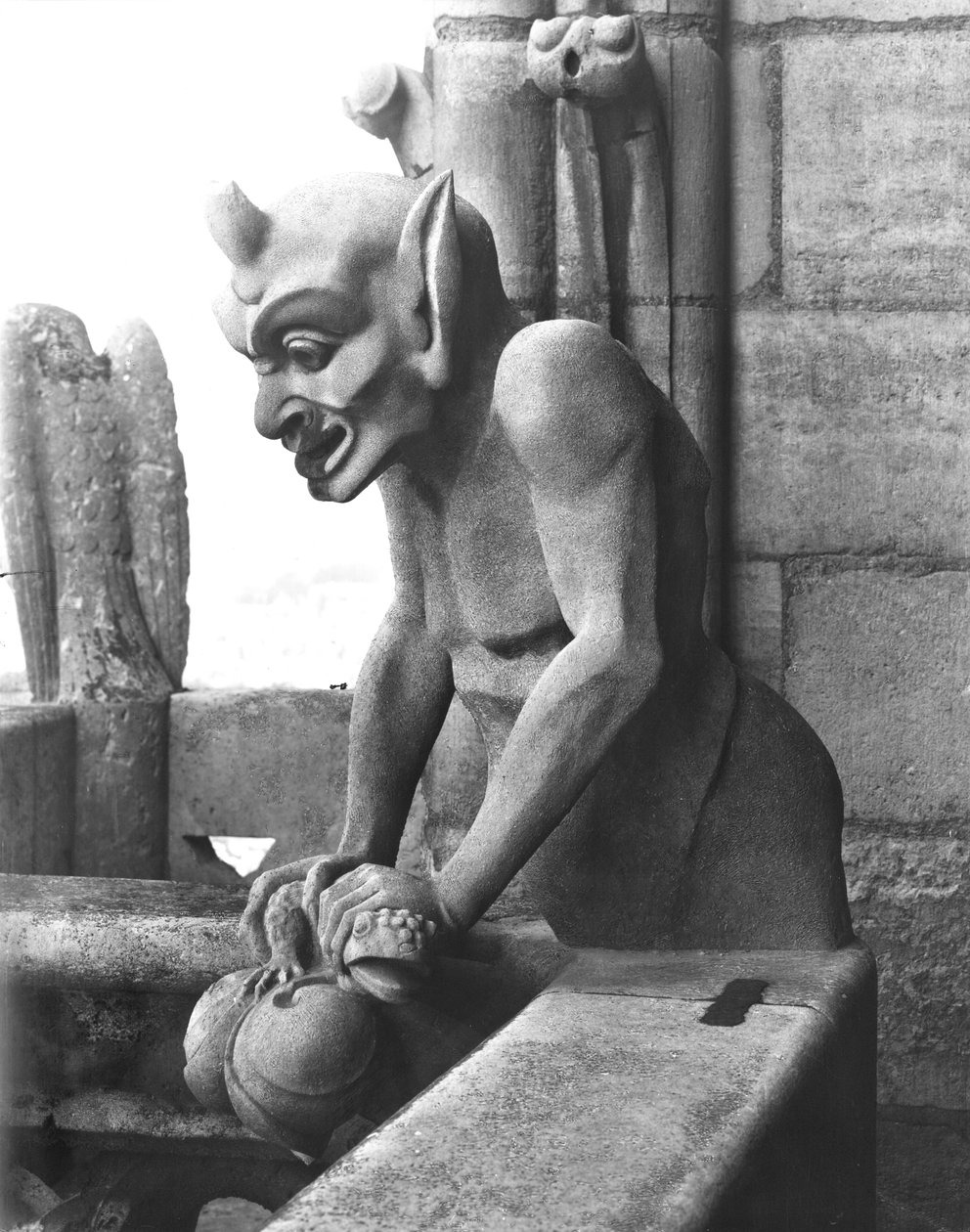 Gárgula da balaustrada da Grande Galerie, diabo segurando um sapo, réplica de um original do século XII (pedra) (foto a p/b) de Eugene Emmanuel Viollet le Duc