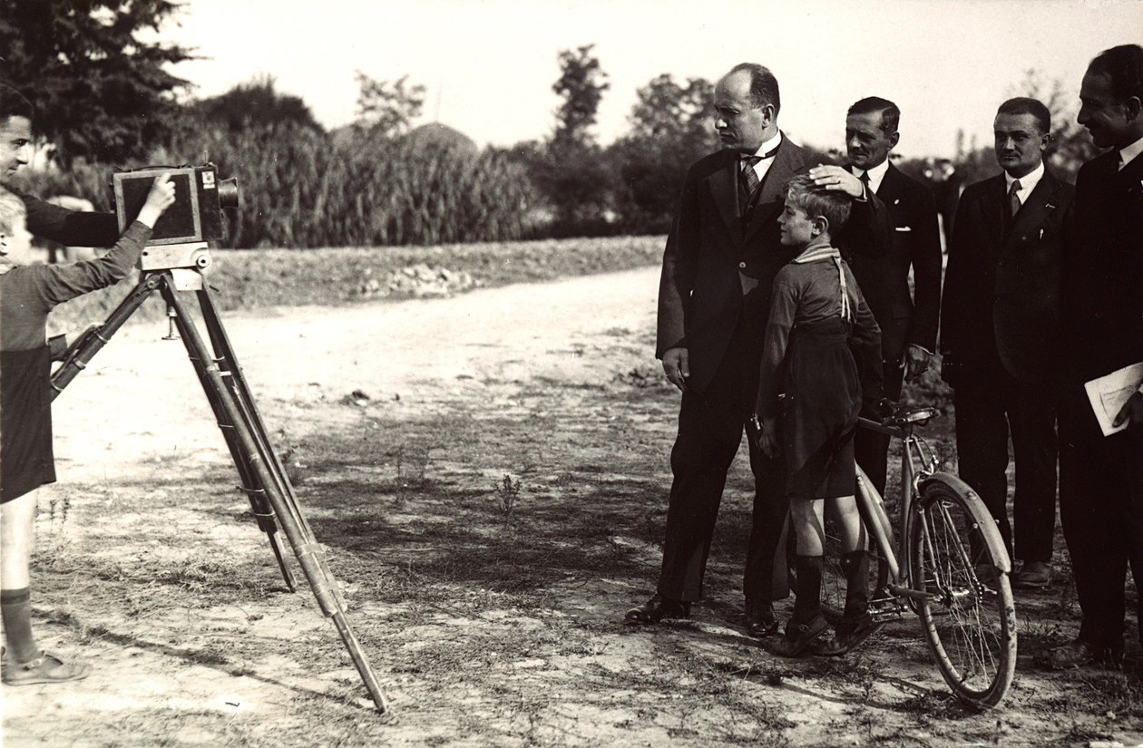 Mussolini posando com seu filho para um fotógrafo (foto a p/b) de Eugenio Risi