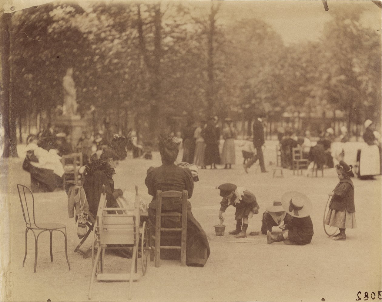 (Mulheres e crianças nos jardins de Luxemburgo) de Eugène Atget