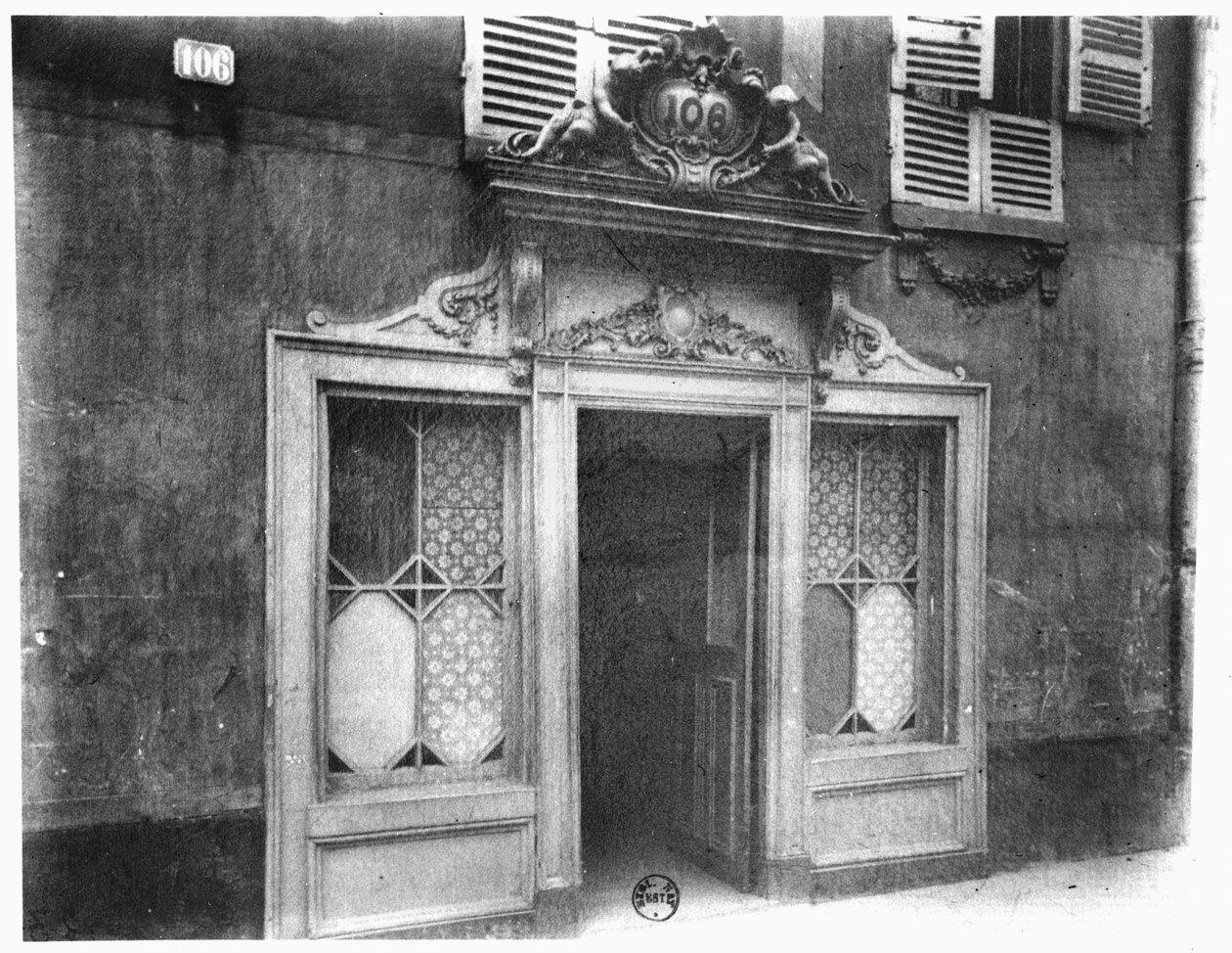 Entrada de um bordel em Paris, 106 rue de Suffren, c.1900 de Eugène Atget