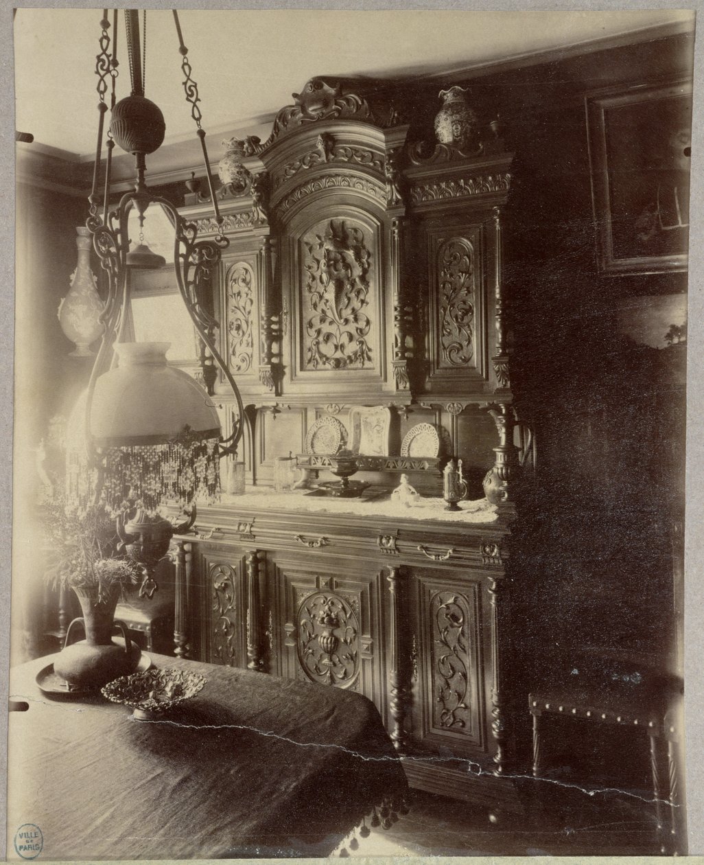Interior da casa de um empregado nas lojas do Louvre, rue St. Jacques, Paris, 1910 de Eugène Atget