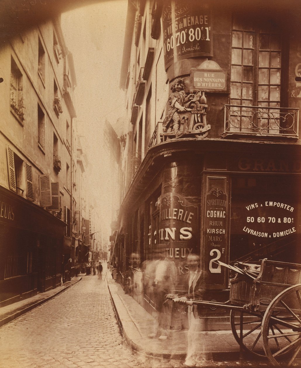 Rue des Nonnains dHyères de Eugène Atget