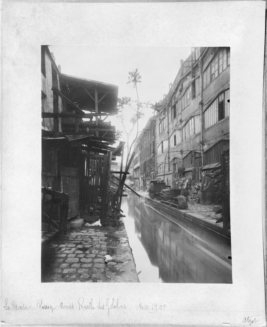 O Bievre, Passagem Moret, Ruelle des Gobelins, Paris, maio de 1900 de Eugène Atget