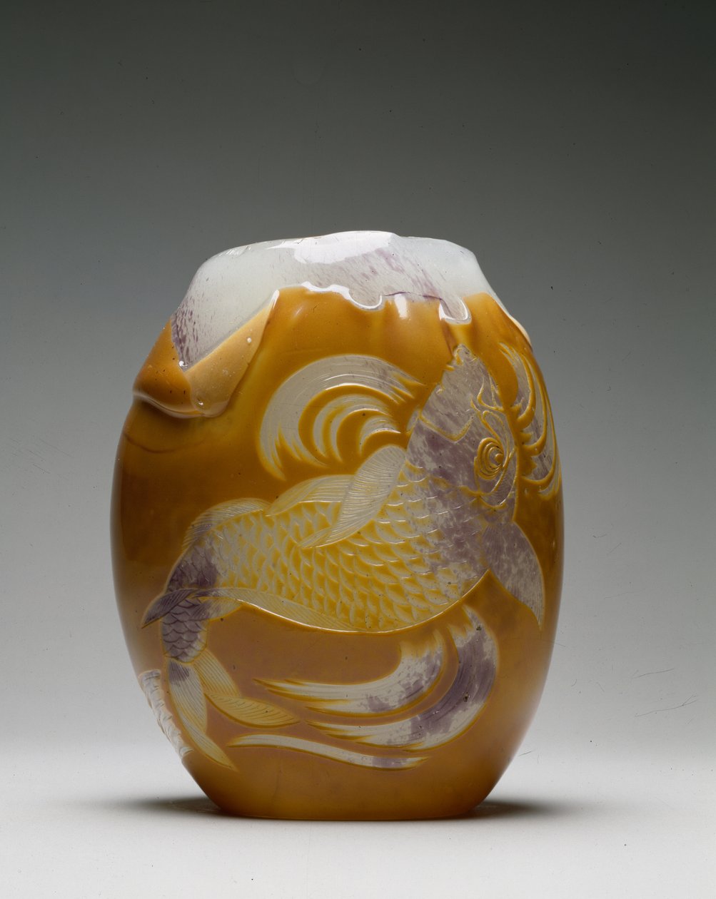 Vaso de carpa, 1788-84 (vidro em camadas e gravado) de Eugène Rousseau