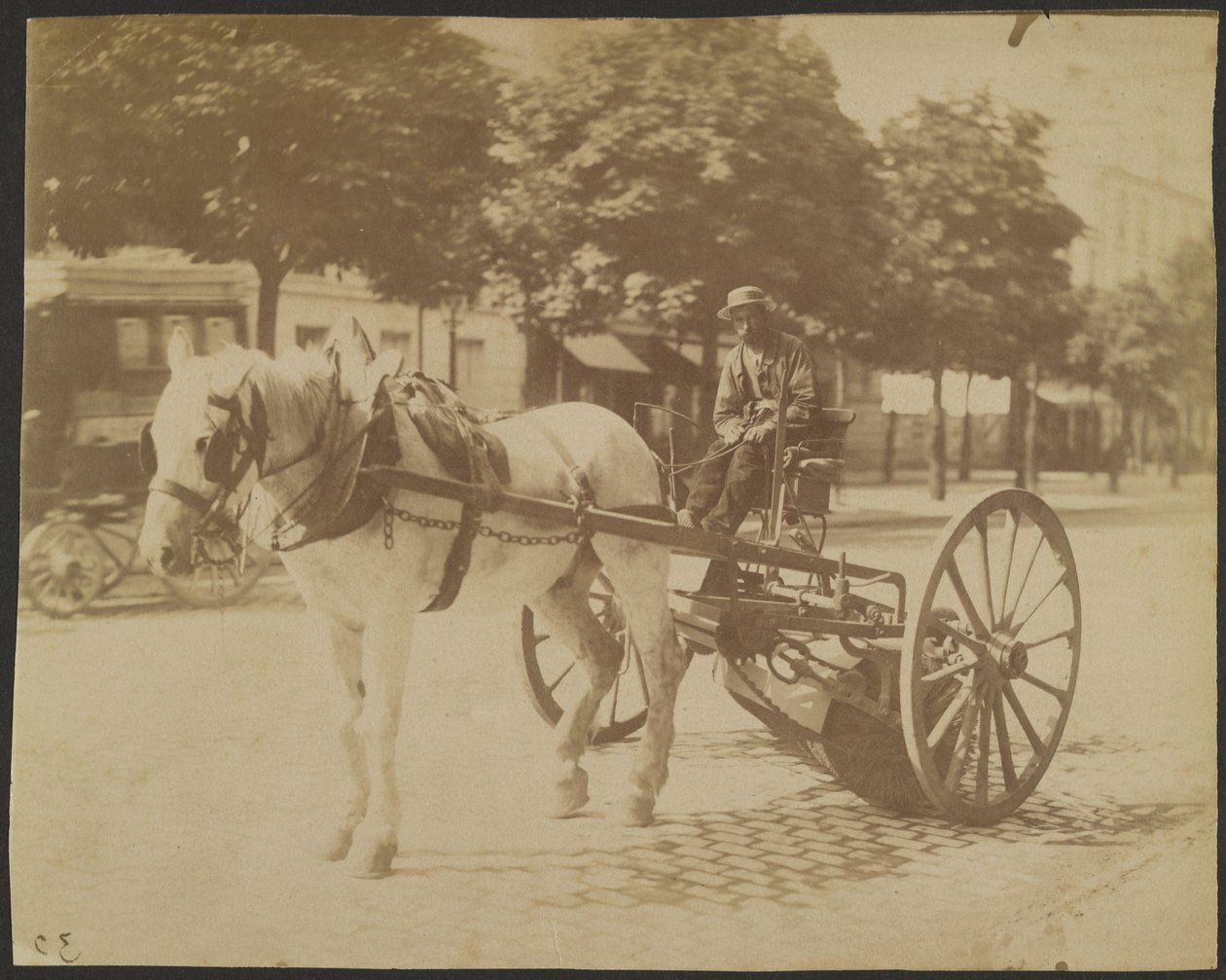 [Varredora puxada a cavalo]. de Eugène Atget