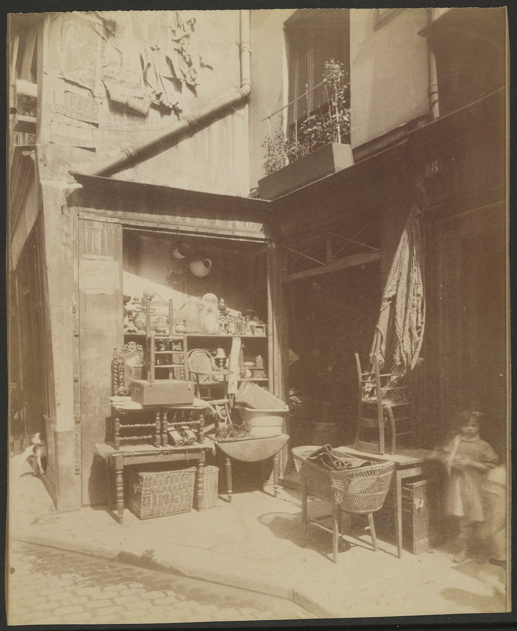 Brocanteur, Un Coin de la Rue Beaubourg, 8 (4) de Eugène Atget