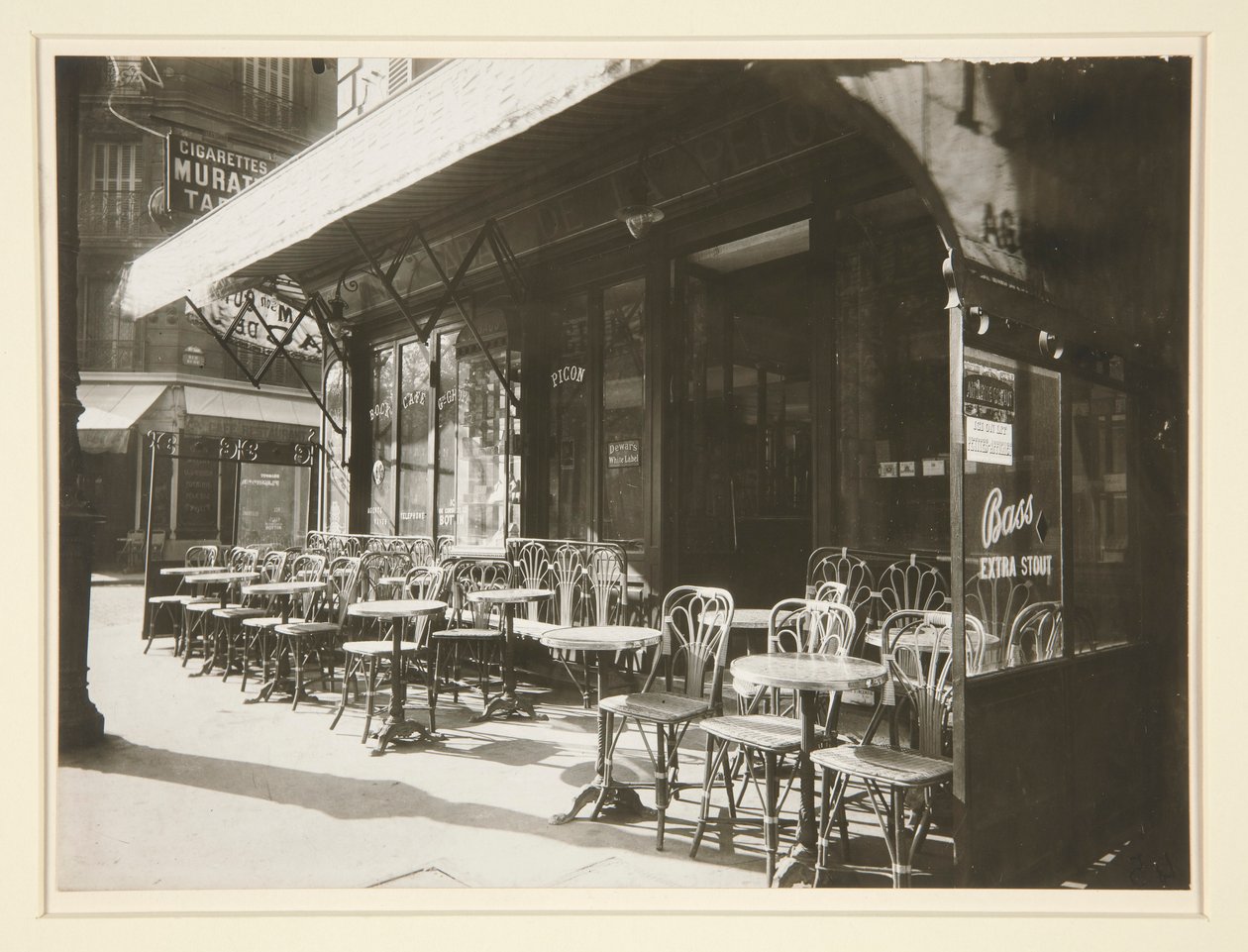 Café? - Avenida do Grande Exército de Eugène Atget