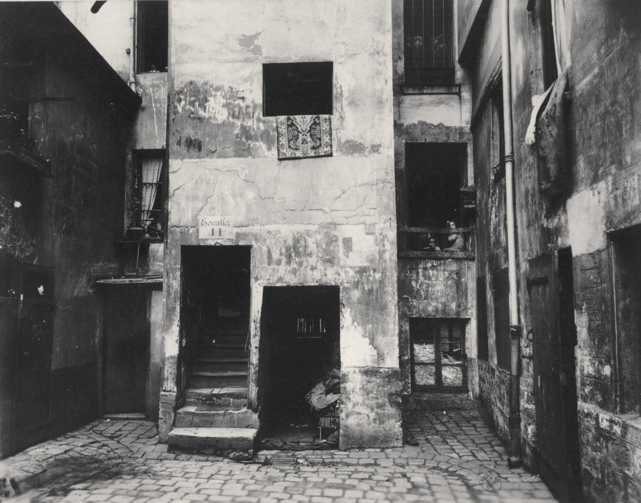 Pátio, 41 rue Broca, Paris, 5º arrondissement, 1912 (albumen silver print) de Eugène Atget