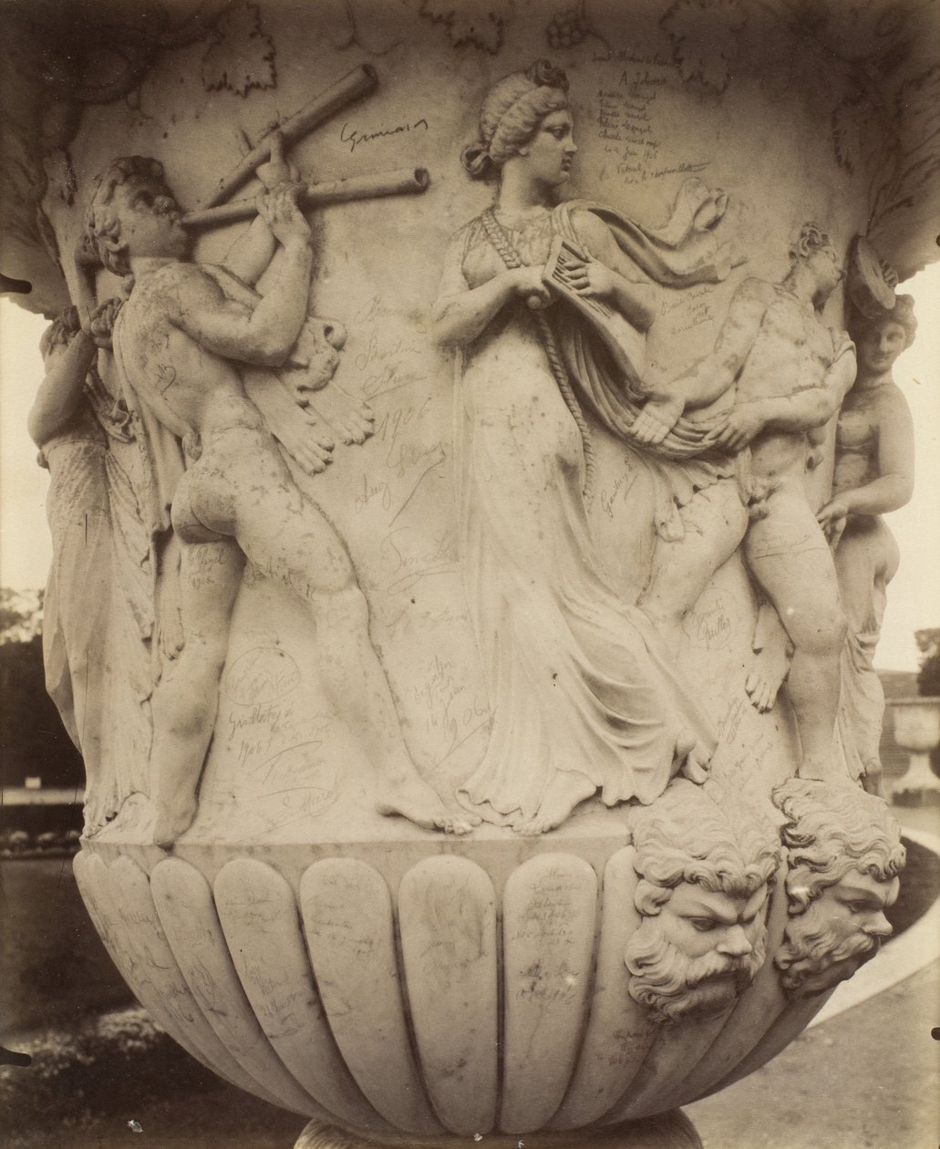 Detalhe de um vaso em Versalhes de Eugène Atget
